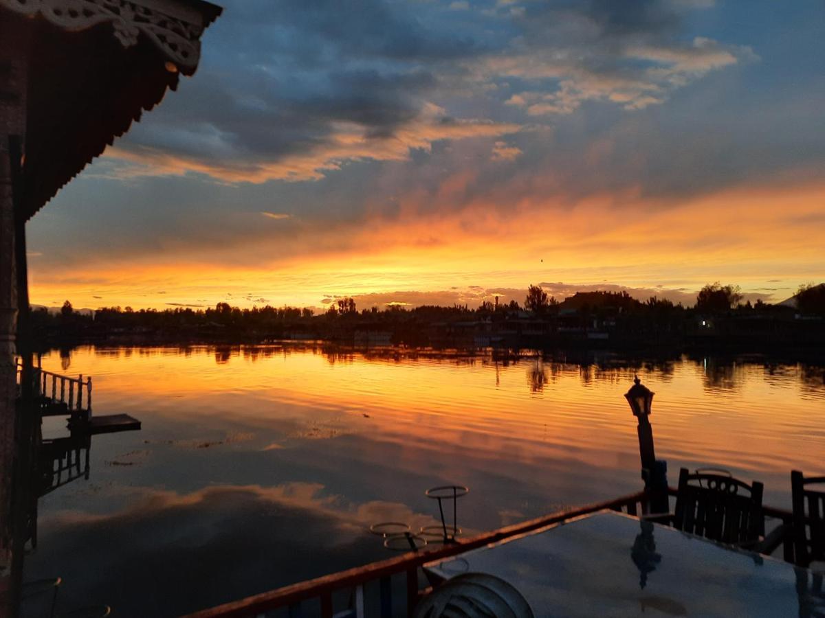 Chicago Group Of Houseboats Hotel ศรีนาการ์ ภายนอก รูปภาพ