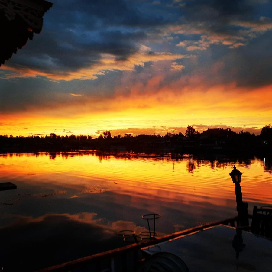 Chicago Group Of Houseboats Hotel ศรีนาการ์ ภายนอก รูปภาพ