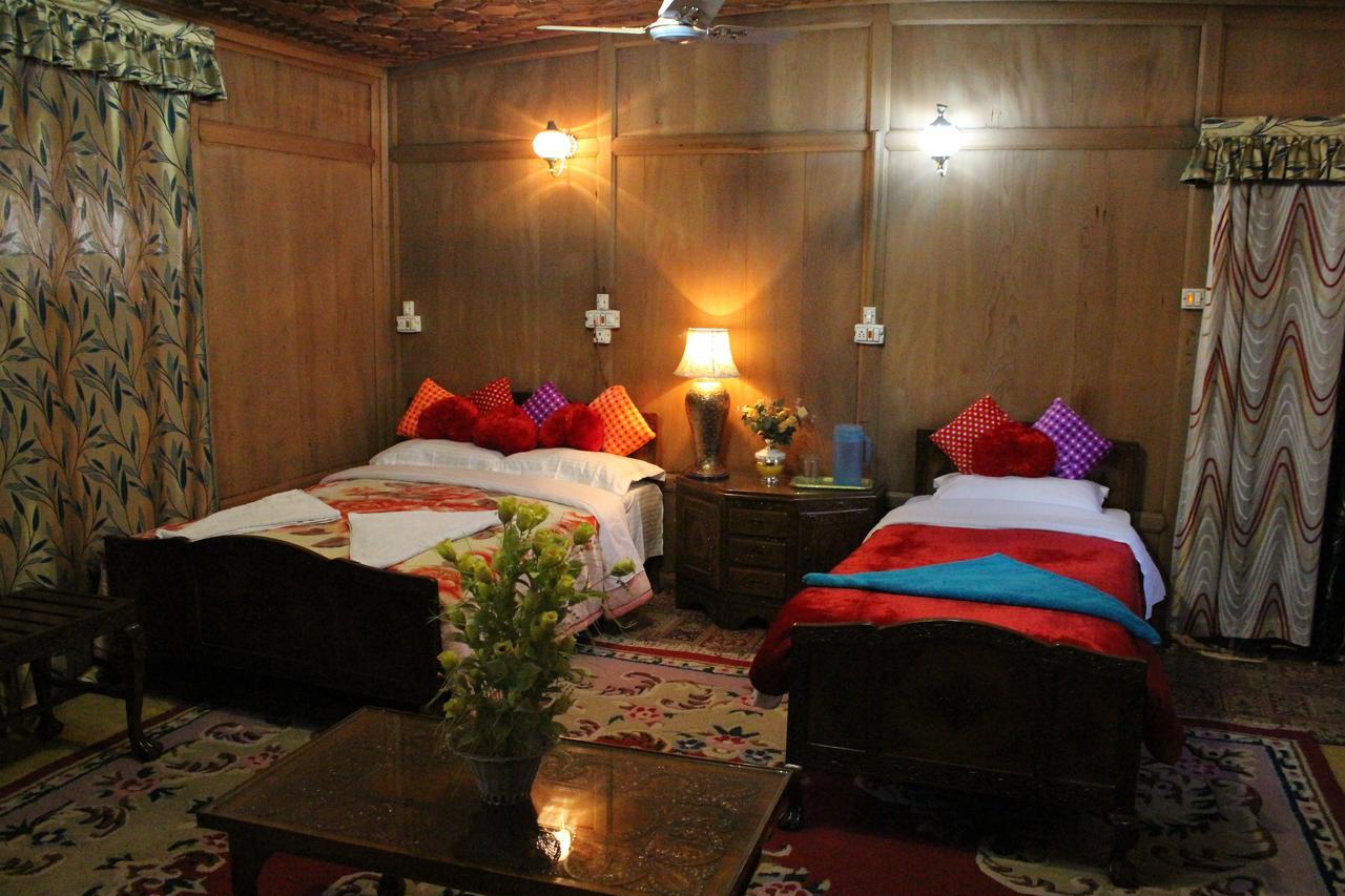 Chicago Group Of Houseboats Hotel ศรีนาการ์ ภายนอก รูปภาพ